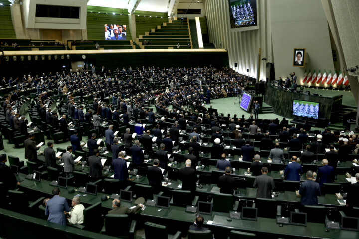 اشک‌های حاضرین در مراسم افتتاح مجلس دوازدهم به یاد رئیس جمهور شهید /ویدئو