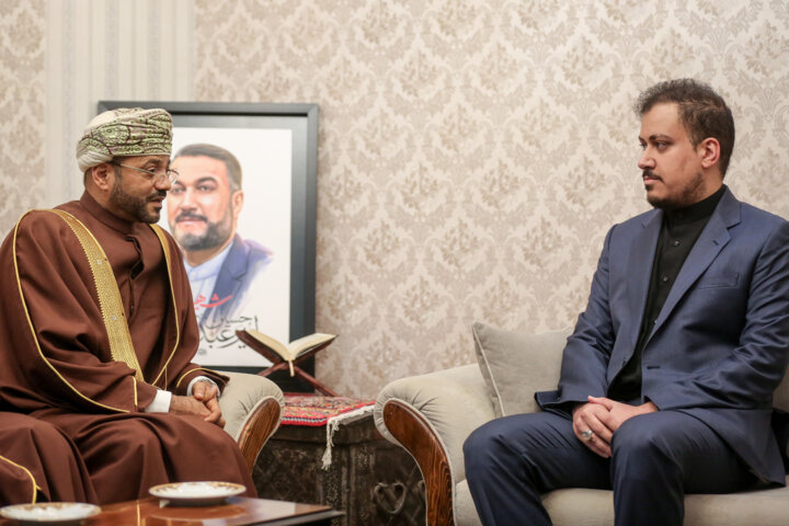حضور وزیر خارجه عمان در منزل شهید «حسین امیر عبدالهیان»