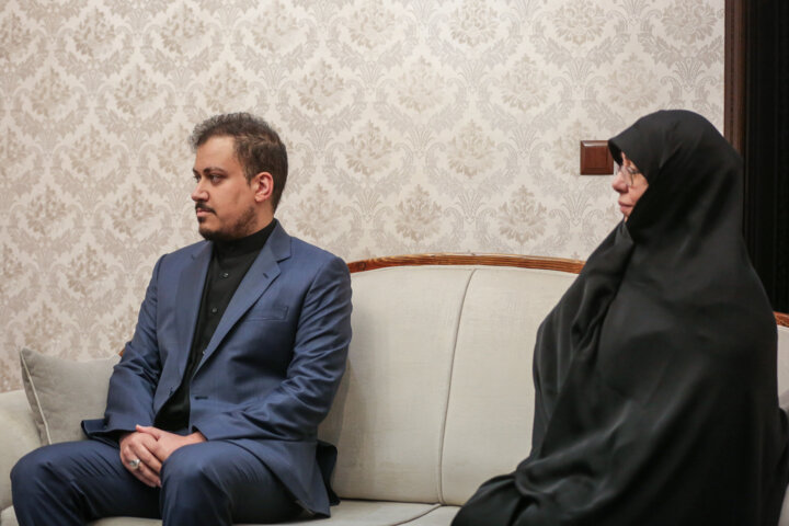 حضور وزیر خارجه عمان در منزل شهید «حسین امیر عبدالهیان»