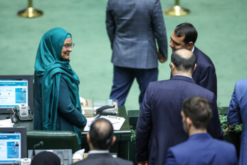 بهشید برخوردار(چپ)نماینده اقلیت  زرتشتیان تهران در جلسه علنی مجلس شورای اسلامی- ۸ خرداد ۱۴۰۳