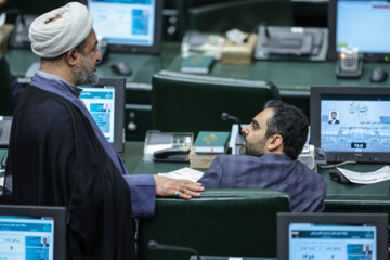 حمید رسایی (چپ) و امیر حسین ثابتی(راست9 دو تن از نمایندگان تهران در حال گفت و گو درجلسه علنی مجلس شورای اسلامی- ۸ خرداد ۱۴۰۳