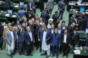 نمایندگان  در حال تکان دادن دست به عکاسان حاضر در جلسه علنی مجلس شورای اسلامی- ۸ خرداد ۱۴۰۳ پس از کسب رای  «حمیدرضا حاجی بابایی» و «علی نیکزاد» به عنوان نواب رئیس اول و دوم مجلس شورای اسلامی