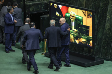 محمدباقر قالیباف(راست) در حال رفتن برای نشستن روی صندلی ریاست مجلس  پس از کسب  ۱۹۸ رای از مجموع ۲۸۷ به عنوان رییس مجلس برای اجلاسیه اول مجلس دوازدهم در جلسه علنی مجلس شورای اسلامی- ۸ خرداد ۱۴۰۳