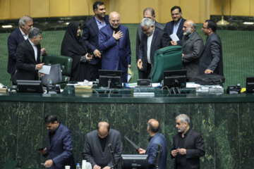 محمدباقر قالیباف در حالیکه دست خود را روی سینه قرار داده در حال نشستن روی صندلی ریاست مجلس پس از کسب  ۱۹۸ رای از مجموع ۲۸۷ به عنوان رییس مجلس برای اجلاسیه اول مجلس دوازدهم در جلسه علنی مجلس شورای اسلامی- ۸ خرداد ۱۴۰۳