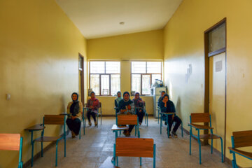 دانش آموزان در مدرسه روستای بازفت که پس از سفر رئیس جمهور، به دستور آیت الله رئسیسی ساخته شده است. 