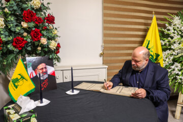 امضای دفتر یادبود توسط خالد قدومی نماینده جنبش حماس در تهران در مراسم یادبود والده «سید حسن نصرالله»
