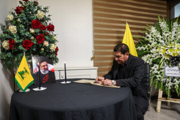 امضای دفتر یادبود توسط محمد مخبر سرپرست ریاست جمهوری در مراسم یادبود والده «سید حسن نصرالله»