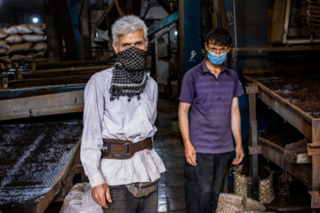  کارگران کارخانه فرآوری چای در شهر لاهیجان