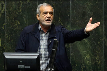 پزشکیان: فکر نکنم اصلاح طلبان در انتخابات از لاریجانی حمایت کنند 