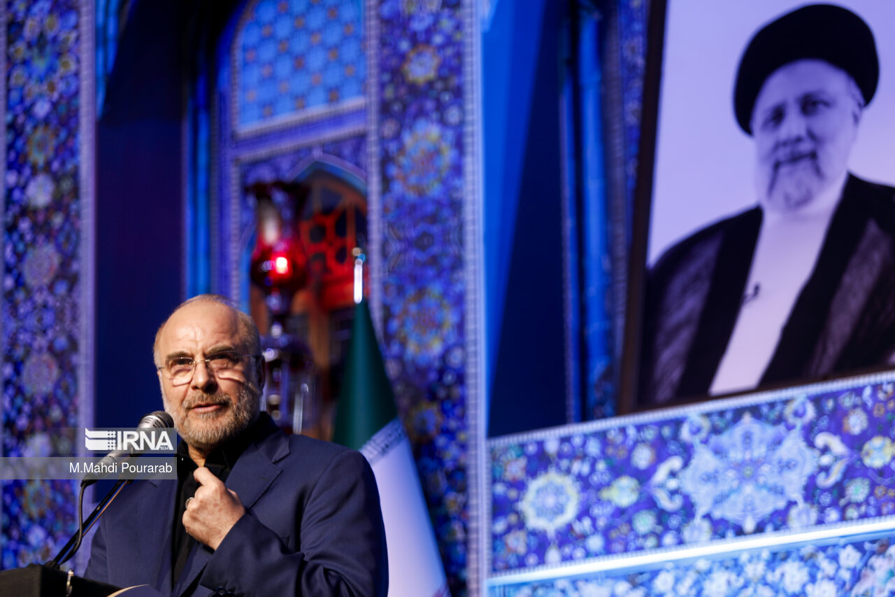 مراسم گرامیداشت رئیس جمهور شهید در میدان امام حسین (ع)