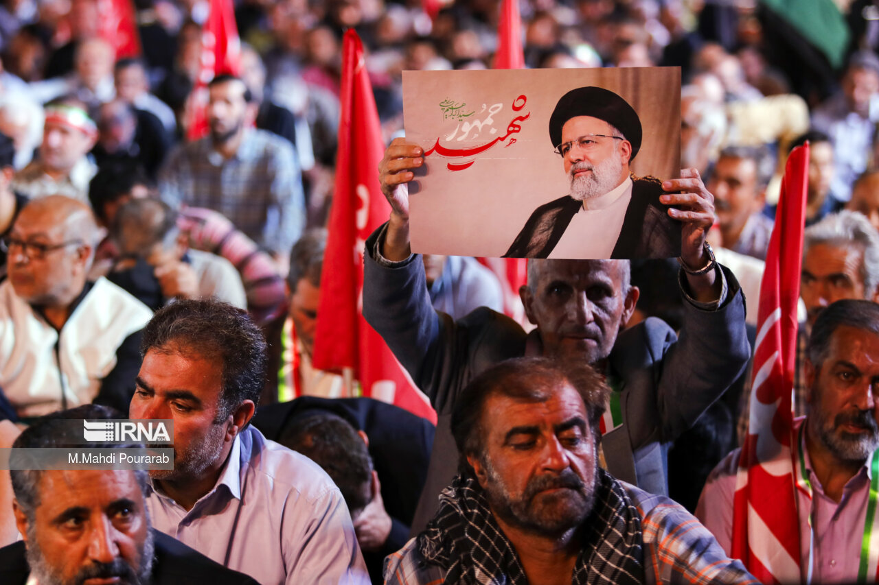 مراسم بزرگداشت رئیس جمهور شهید در میدان امام حسین (ع)