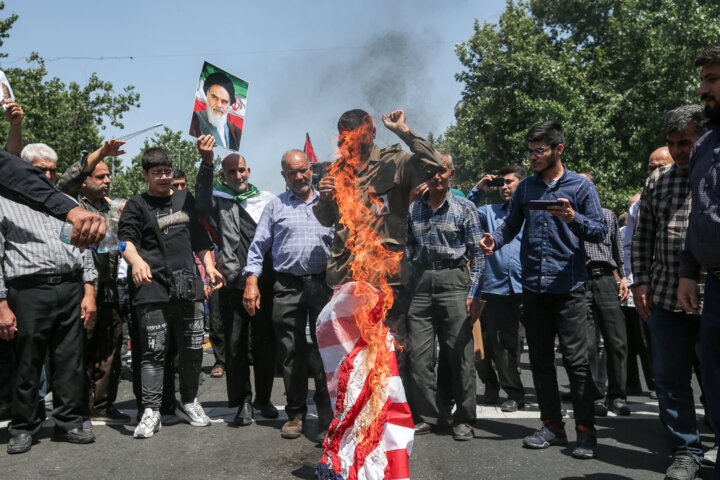 راهپیمایی نمازگزاران تهرانی در محکومیت کشتار مردم بی دفاع رفح