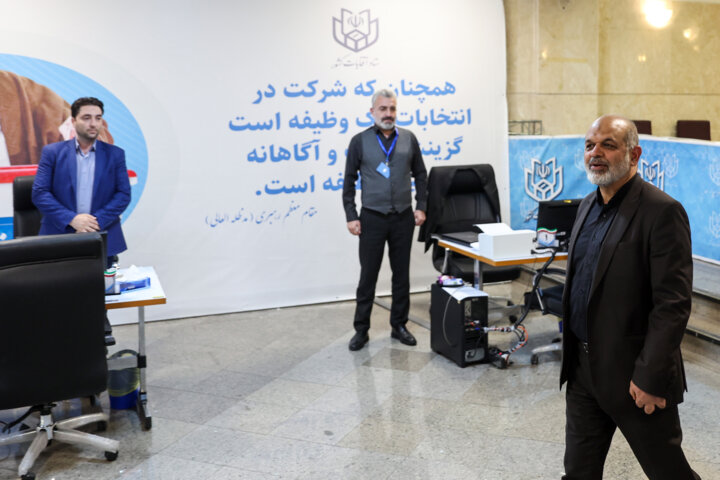 بازدید وزیر کشور از فرآیند ثبت نام داوطلبان چهاردهمین دوره انتخابات ریاست جمهوری