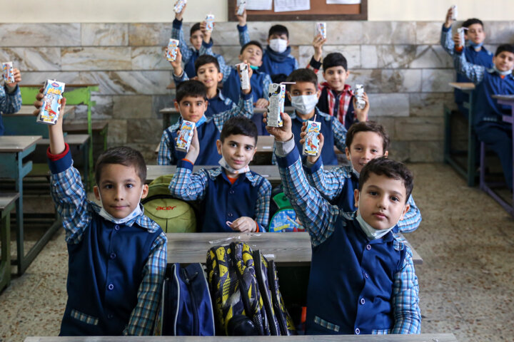 توزیع شیر در مدارس 1 توزیع شیر در مدارس؛ حمایت دولت چهاردهم از سلامت دانشآموزان