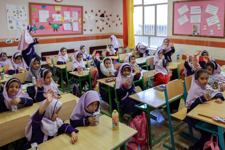 توزیع شیر در مدارس قزوین