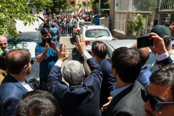 چهارمین روز ثبت نام داوطلبان انتخابات ریاست جمهوری-حضور «محمود احمدی نژاد» مقابل وزارت کشور