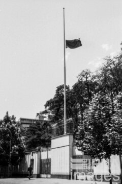پرچم های نیمه بر افراشته سفارت خانه های خارجی مقیم تهران در پی درگذشت امام خمینی