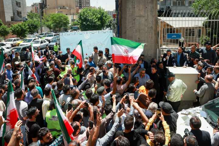 چهارمین روز ثبت نام داوطلبان انتخابات ریاست جمهوری-حضور «محمود احمدی نژاد» مقابل وزارت کشور