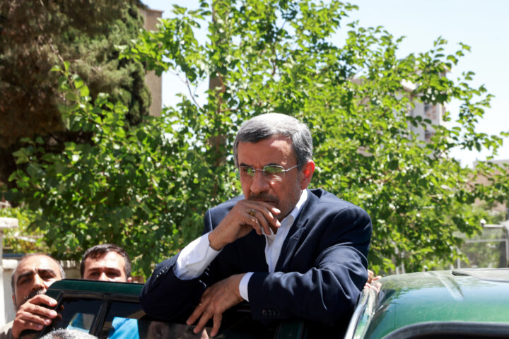چهارمین روز ثبت نام داوطلبان انتخابات ریاست جمهوری-حضور «محمود احمدی نژاد» مقابل وزارت کشور
