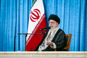 رهبر انقلاب اسلامی سخنرانی خود را با یاد امام راحل ، شهید رئیسی و شهدای خدمت آغاز کردند