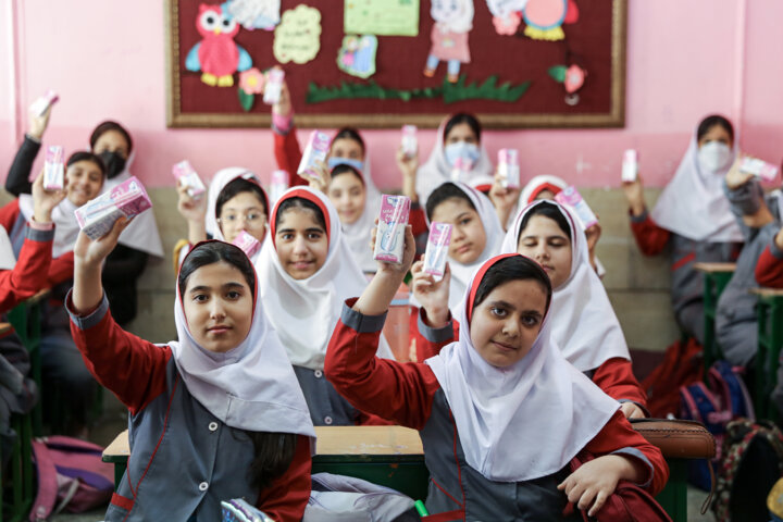 توزیع شیر در مدارس 2 توزیع شیر در مدارس؛ حمایت دولت چهاردهم از سلامت دانشآموزان