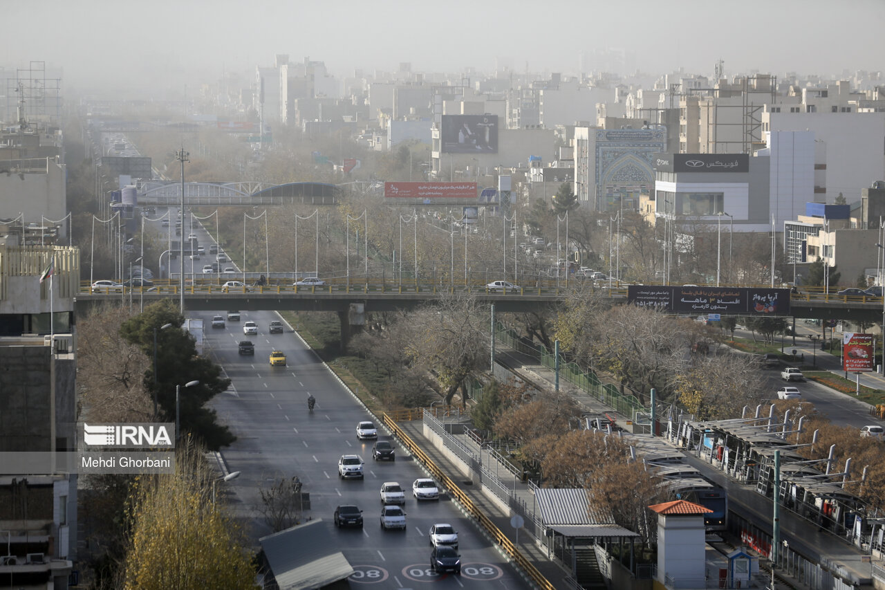 آسمان مشهد همچنان در محاصره غبار