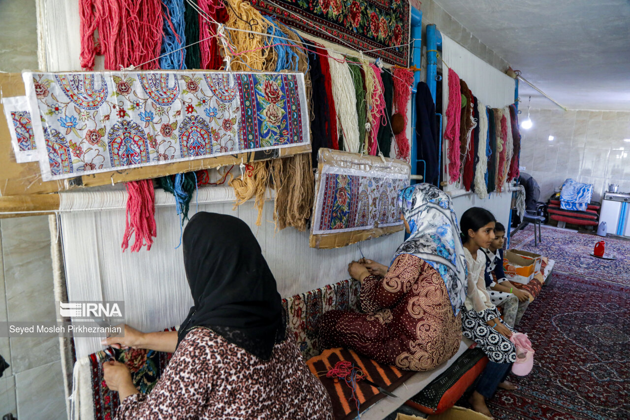 بالصور.. ورشة صناعة السجاد اليدوي في ضواحي مدينة سنندج