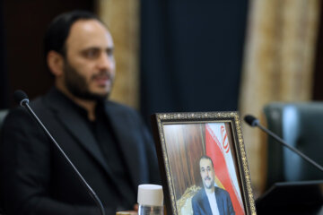 تصویر وزیر امورخارجه شهید «امیرعبداللهیان» در نشست خبری مشترک اعضا دولت 