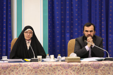  ایمان افتخاری(راست) و فهیمه فرهمندپور( چپ) در جلسه شورای عالی انقلاب فرهنگی