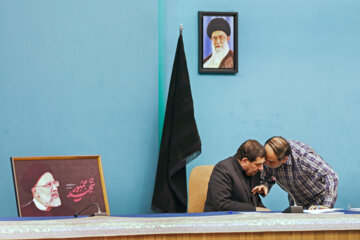 گفت و گوی «محمد مخبر»، سرپرست ریاست جمهوری (چپ) و «حسن رحیم پور ازغدی» (راست)  در جلسه شورای عالی انقلاب فرهنگی