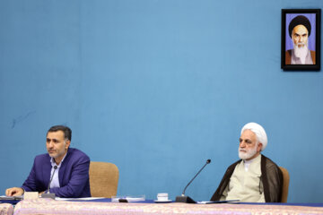 حجت الاسلام غلامحسین محسنی اژه ای رییس قوه قضائیه(راست)در جلسه شورای عالی انقلاب فرهنگی