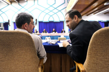 رضا مراد صحرایی، وزیر آموزش و پرورش (راست) و صادق واعظ‌زاده (چپ) در جلسه شورای عالی انقلاب فرهنگی