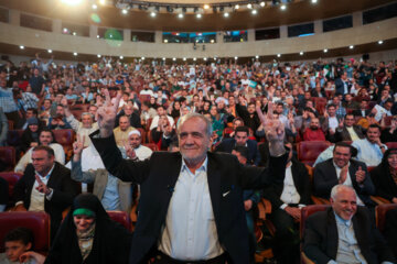 تجمع انتخاباتی حامیان «مسعود پزشکیان» در برج میلاد