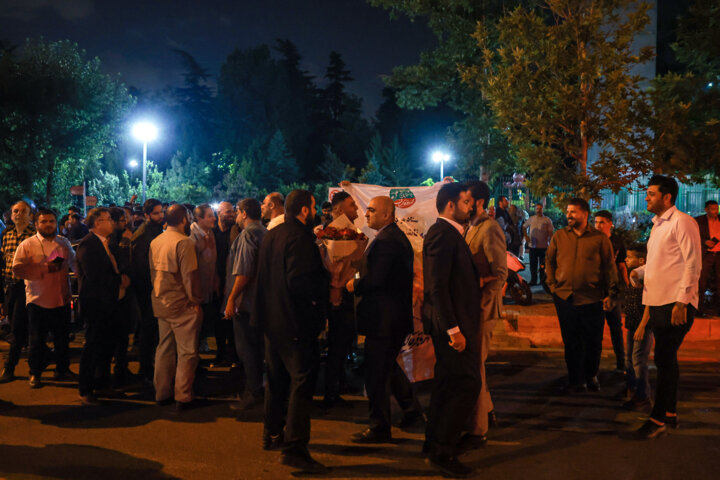تجمع هواداران «محمد باقر قالیباف» جلوی درب صدا و سیما