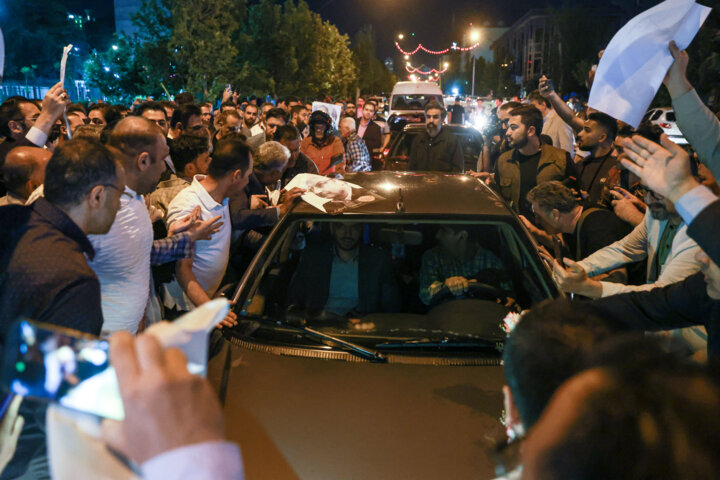 تجمع هواداران «محمد باقر قالیباف» جلوی درب صدا و سیما