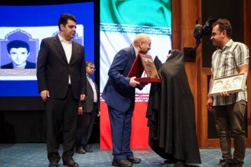 تقدیر از خانواده شهدا در نشست انتخاباتی «محمد باقر قالیباف» 