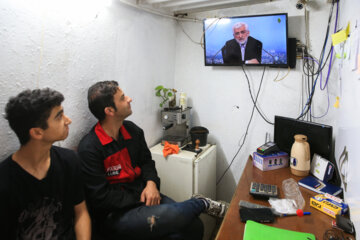Le public assiste au dernier débat des candidats à la présidence iranienne