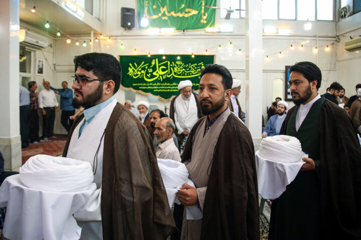 مراسم جشن و عمامهگذاری در بیوت مراجع تقلید قم برگزار شد