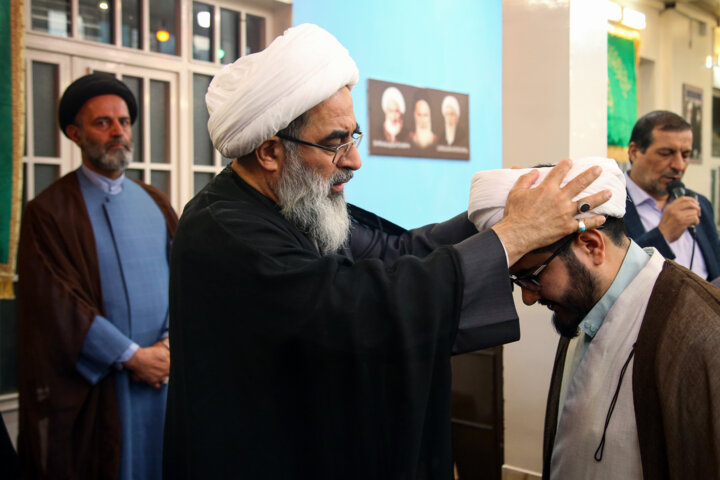 مراسم جشن و عمامهگذاری در بیوت مراجع تقلید قم برگزار شد