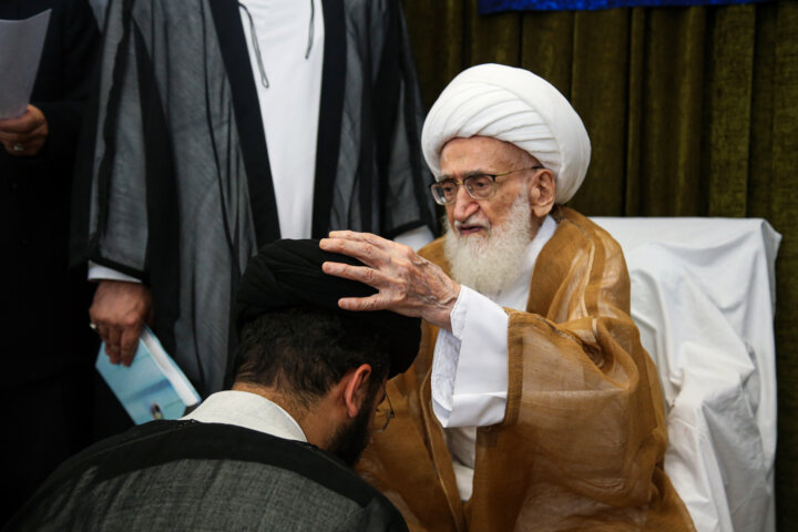 مراسم جشن و عمامهگذاری در بیوت مراجع تقلید قم برگزار شد