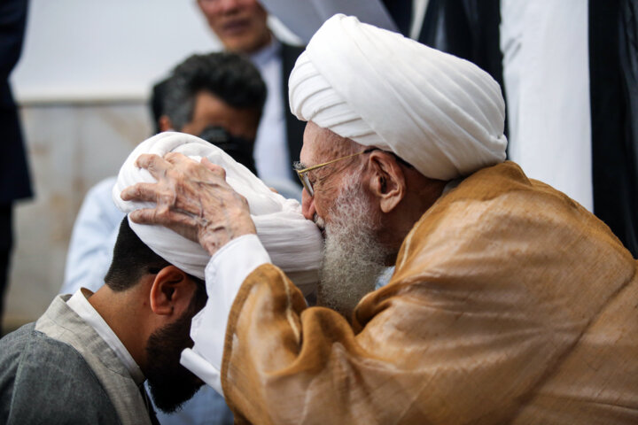 مراسم جشن و عمامهگذاری در بیوت مراجع تقلید قم برگزار شد