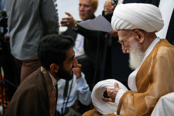 مراسم جشن و عمامهگذاری در بیوت مراجع تقلید قم برگزار شد