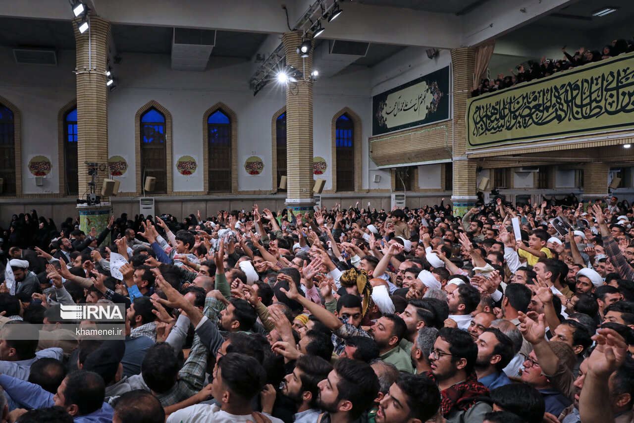 بالصور..قائد الثورة الاسلامية یستقبل الآلاف من أهالي خمس محافظات ايرانية