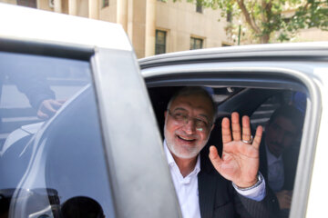 «علیرضا زاکانی» در حال خروج از دانشگاه تهران