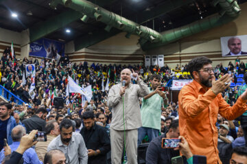 گردهمایی حامیان «محمد باقر قالیباف» در ورزشگاه شیرودی