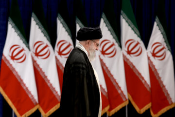 Ayatolá Jameneí deposita su voto en las elecciones presidenciales