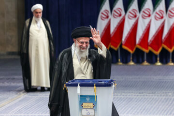 伊斯兰革命最高领袖参与伊朗第14届总统选举投票