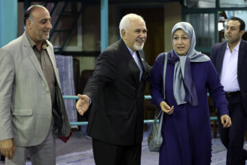 حضور «محمدجواد ظریف»(چپ) و «مریم ایمانیه» همسرش(راست) در انتخابات چهاردهمین دوره ریاست‌جمهوری درحسینیه جماران