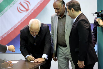 حضور «محمدجواد ظریف» در انتخابات چهاردهمین دوره ریاست‌جمهوری درحسینیه جماران
