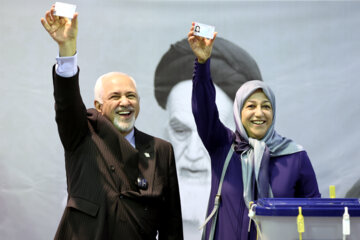 حضور «محمدجواد ظریف»(چپ) و «مریم ایمانیه» همسرش(راست) در انتخابات چهاردهمین دوره ریاست‌جمهوری درحسینیه جماران